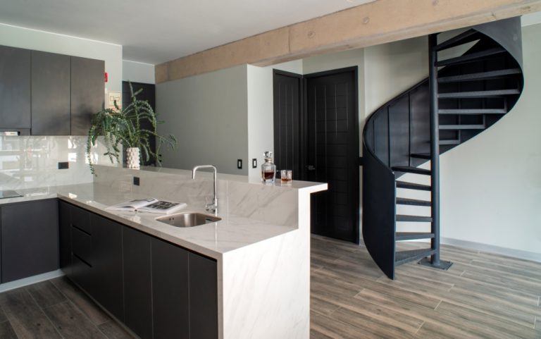 Escalera y Cocina