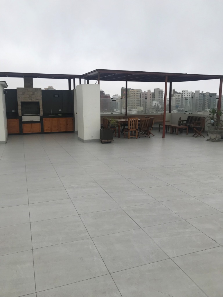 Área Común. Vista Amplia de Terraza y Parrilla
