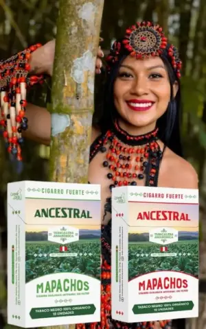 Cajetillas de Mapachos Orgánicos Ancestral con mujer indígena, parte de la promoción Mix Ancestral.